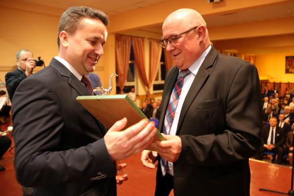 Burmistrzowi Staszowa gratulacje złożył Wojciech Skowron - Prezes Staszowskiej Izby Gospodarczej