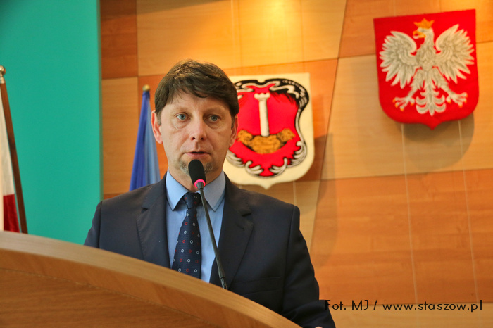 Inauguracja Uniwersytetu. Na zdjęciu przemawia dr Dariusz Kubalski, prezes Staszowskiego Towarzystwa Kulturalnego