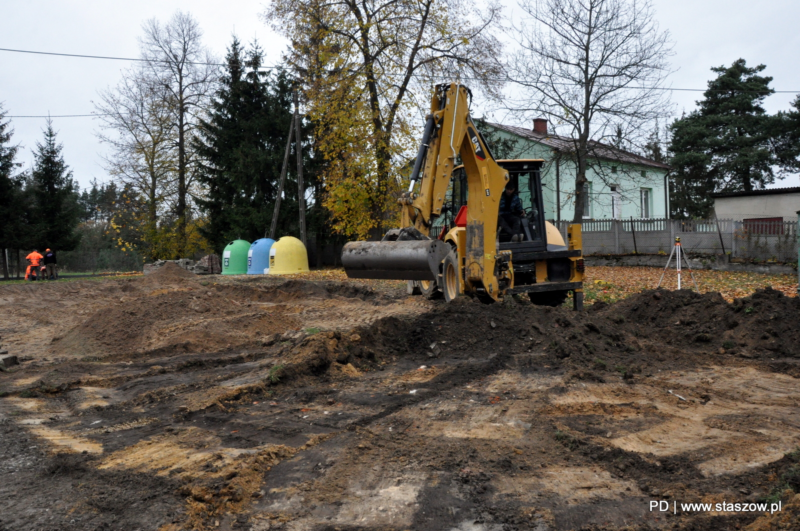 Prace przy utwardzaniu terenu z przeznaczeniem na miejsca postojowe przy Zespole Placówek Oświatowych w Mostkach