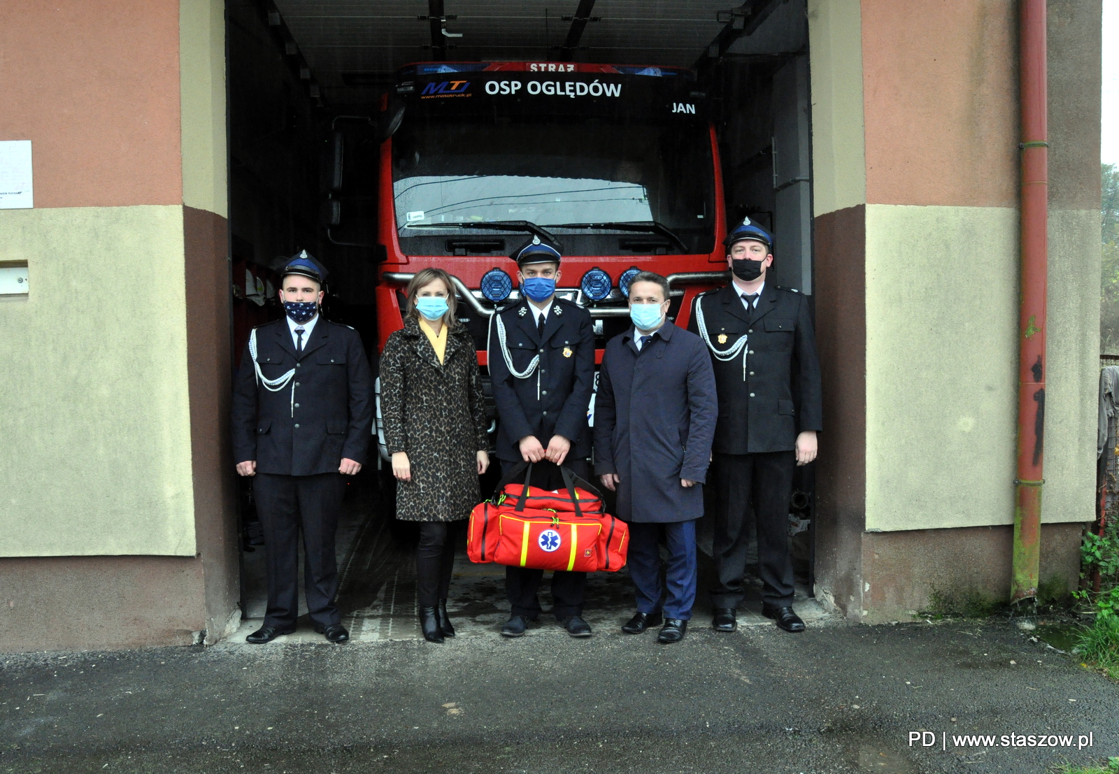 W przekazaniu torby R1 dla Oględowskich ochotników uczestniczył burmistrz miasta i gminy Staszów Leszek Kopeć, Prezes OSP Oględów Robert Myśliwiec oraz strażacy Zbigniew Opałacz i Piotr Zgrzywa. Wręczenia przekazywanego wyposażenia dokonała kierownik KRUS w Staszowie Aneta Ostrowska
