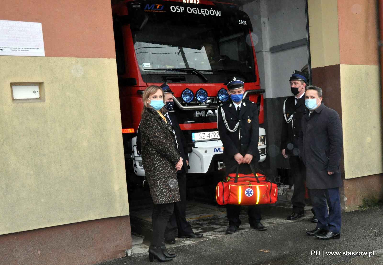 W przekazaniu torby R1 dla Oględowskich ochotników uczestniczył burmistrz miasta i gminy Staszów Leszek Kopeć, Prezes OSP Oględów Robert Myśliwiec oraz strażacy Zbigniew Opałacz i Piotr Zgrzywa. Wręczenia przekazywanego wyposażenia dokonała kierownik KRUS w Staszowie Aneta Ostrowska