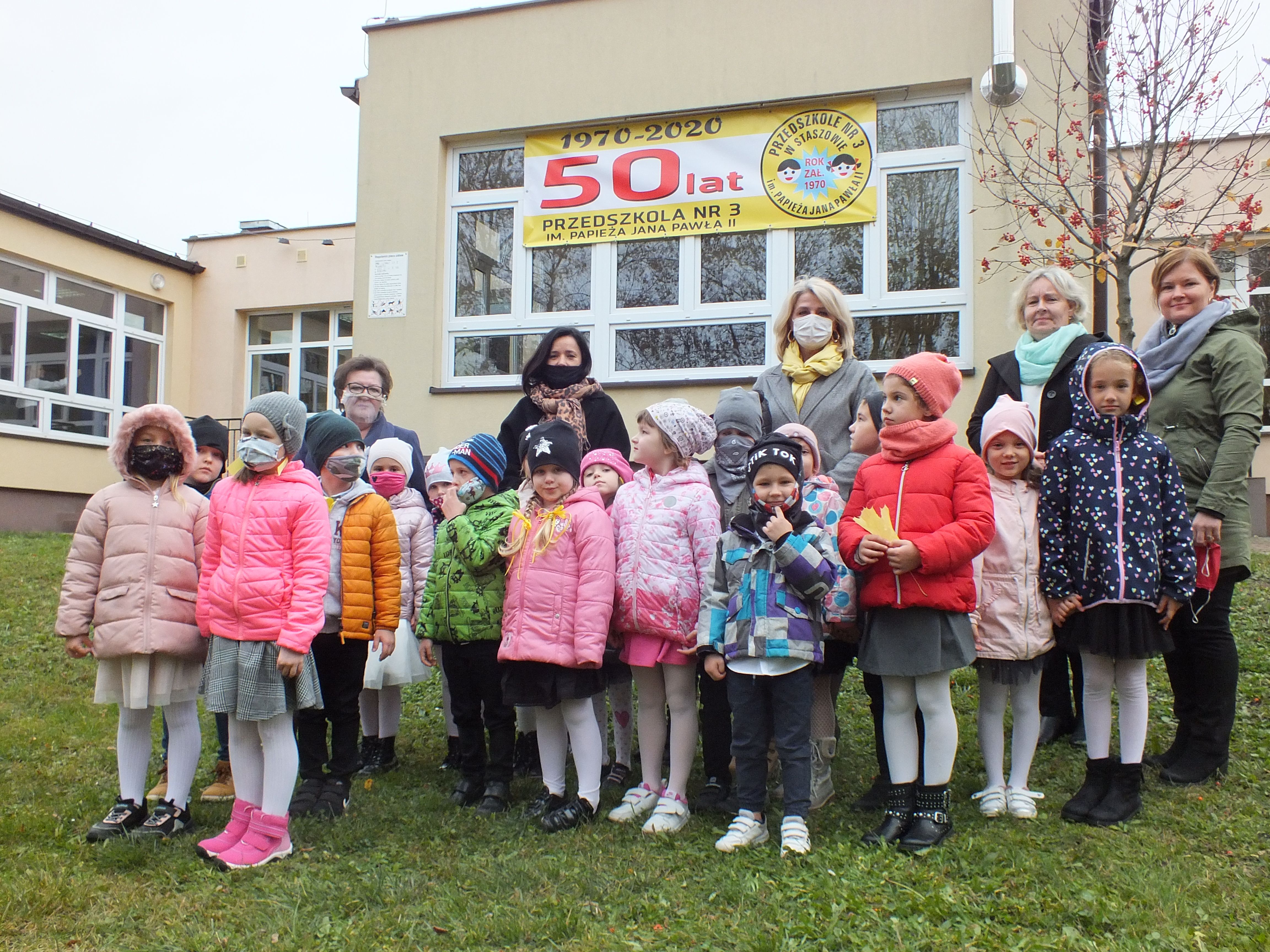 Podopieczni Przedszkola wraz z nauczycielkami i dyrekcją
