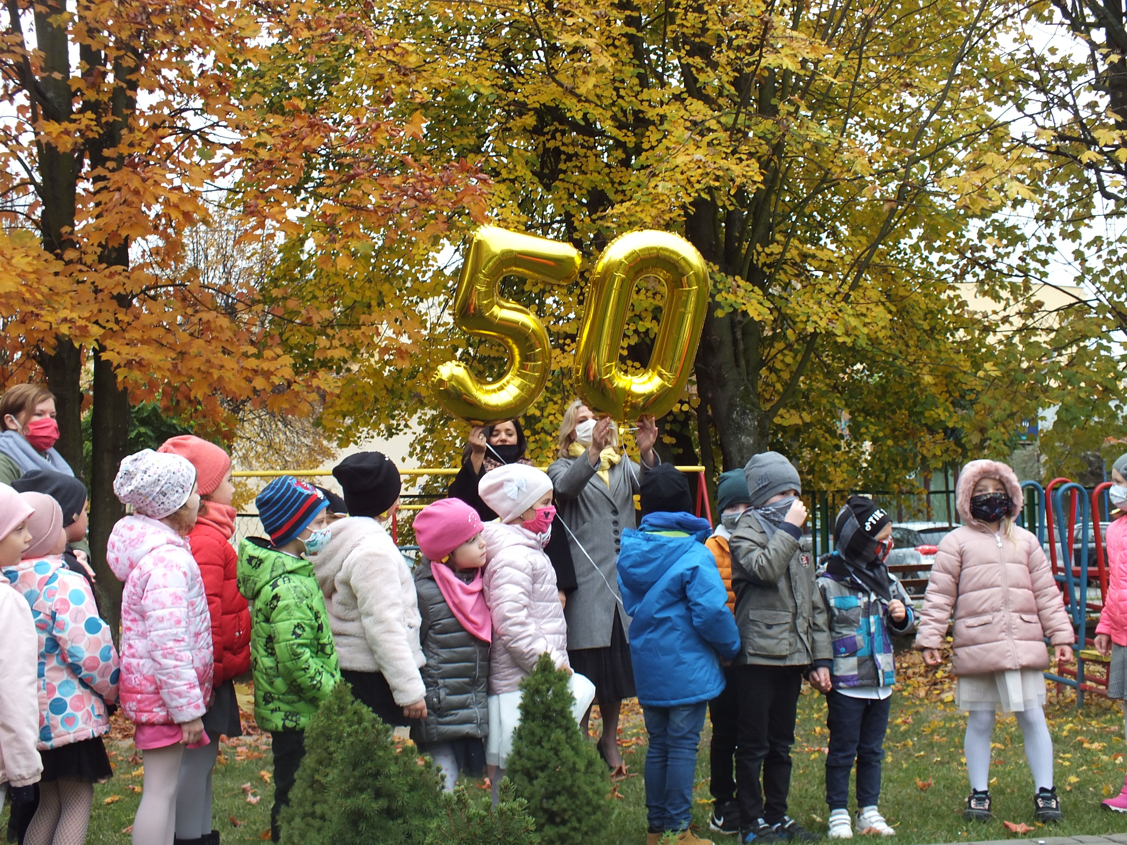 Wypuszczanie balonów w kształcie cyfry 50 