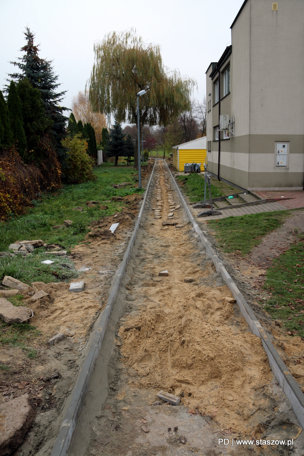Prace przy budowie chodnika przy staszowskim boisku 
