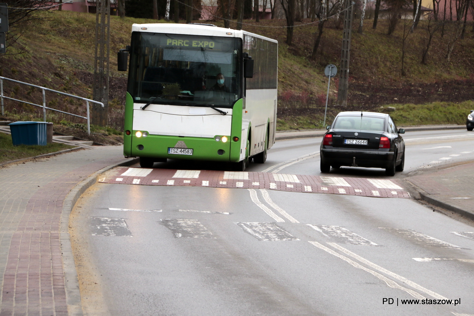 Próg zwalniający z przejściem dla pieszych na ul. Kolejowej w Staszowie