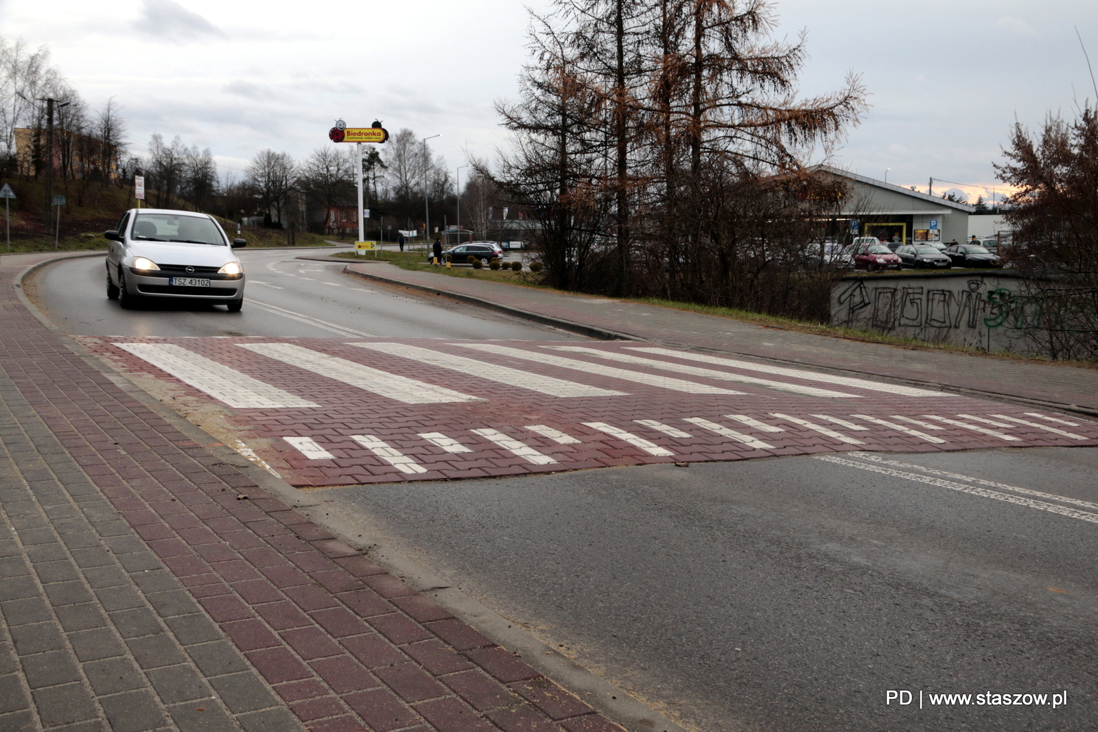 Próg zwalniający z przejściem dla pieszych na ul. Kolejowej w Staszowie