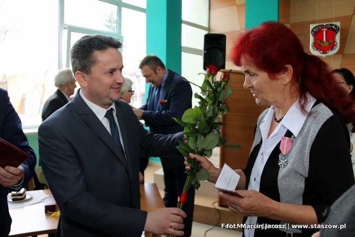 na zdjęciu fragment uroczystości zorganizowanych w urzędzie miasta i gminy w staszowie