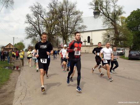 na zdjęciu start biegu w wiśniowej