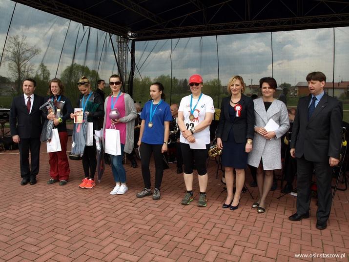 Na zdjęciu dekoracja zwycięzców w poszczególnych kategoriach