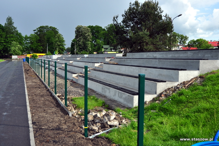 na zdjęciu prace modernizacyjne w obrębie trybuny i bieżni lekkoatletycznej 