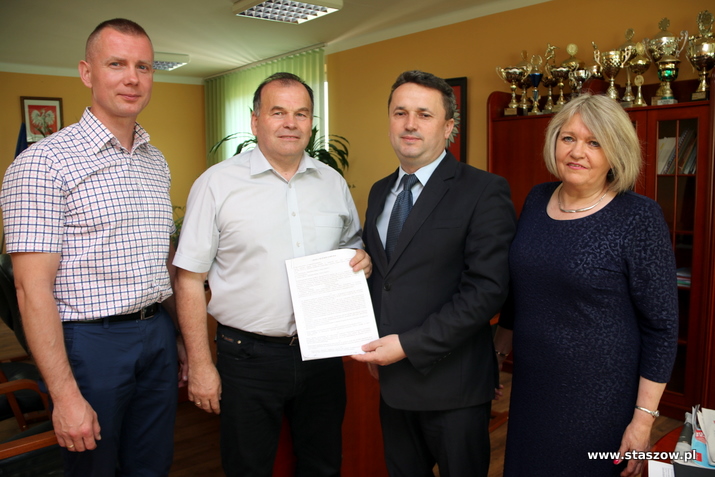 na zdjęciu podpisanie umowy na przebudowę drogi gminnej Wólka Żabna - przysiółek Smugi