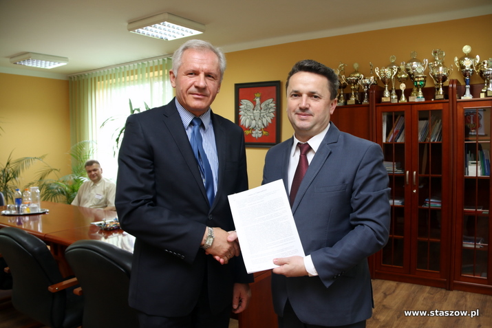 na zdjęciu podpisanie umowy na przebudowę drogi Oględów - Ziemblice