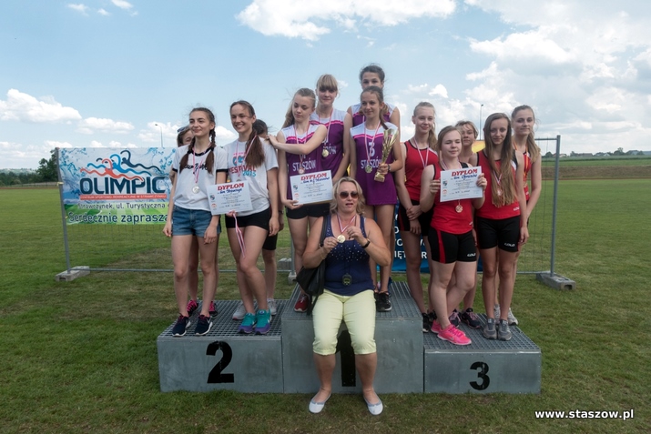 na zdjęciu sztafety na podium zawodów w Strawczynie