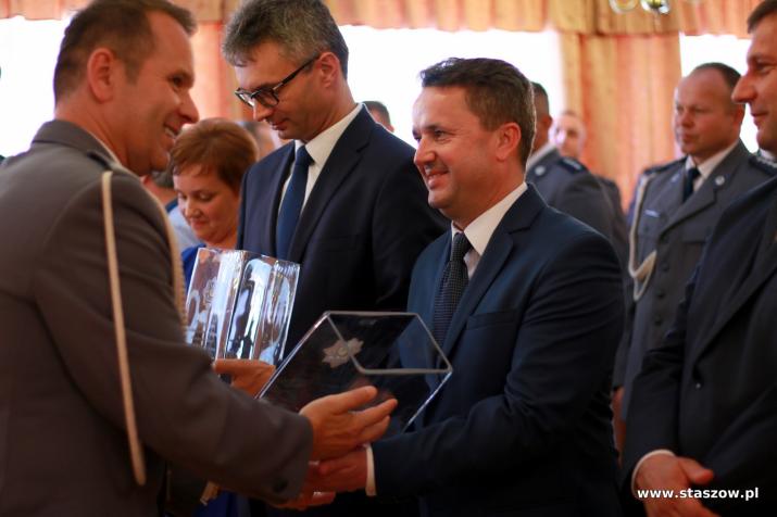 na zdjęciu komendant wojewódzki policji wręcza okolicznościowy puchar na ręce burmistrza Staszowa Leszka Kopcia