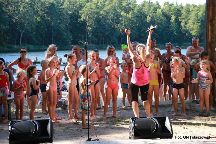 na zdjęciu jedna z atrakcji dla uczestników pikniku, konkurs karaoke