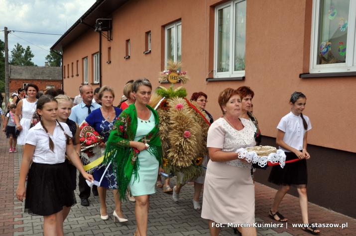 na zdjęciu korowód dożynkowy w Smerdynie 