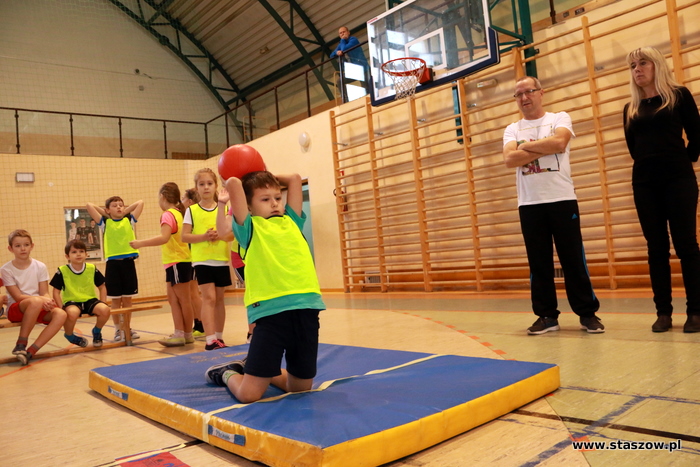 rzut piłką lekarską podczas zawodów lekkoatletycznych